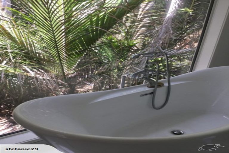 Photo of property in 121 Seaview Road, Piha, New Lynn, 0772
