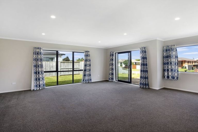 Photo of property in 2 Kingi Te Ahoaho Place, Otaki, 5512