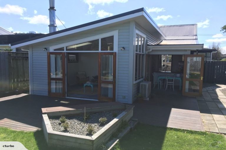 Photo of property in 131 Apu Crescent, Lyall Bay, Wellington, 6022