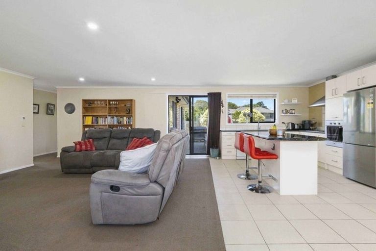 Photo of property in 41 Breaker Grove, Waiuku, 2123