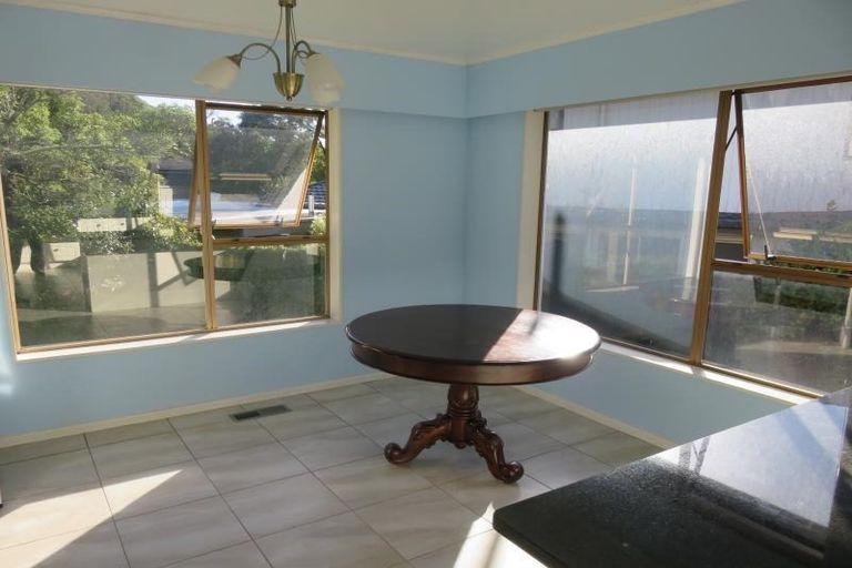 Photo of property in 102 Churton Drive, Churton Park, Wellington, 6037