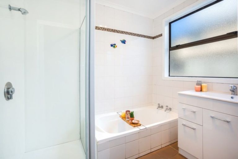 Photo of property in 19a Lyndhurst Road, Tawa, Wellington, 5028