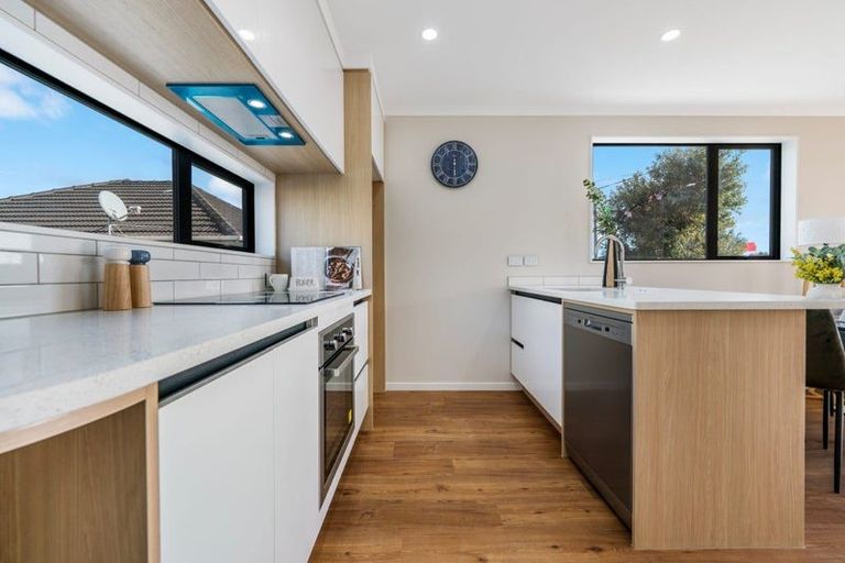 Photo of property in 5/3 Royal View Road, Te Atatu South, Auckland, 0610