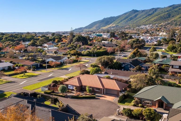Photo of property in 1 Inverell Place, Waikanae, 5036