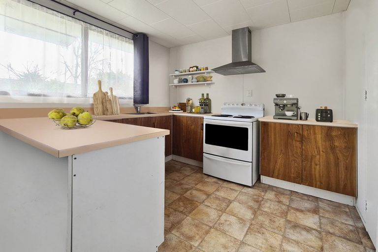 Photo of property in 9 Kirrie Avenue, Te Atatu South, Auckland, 0610