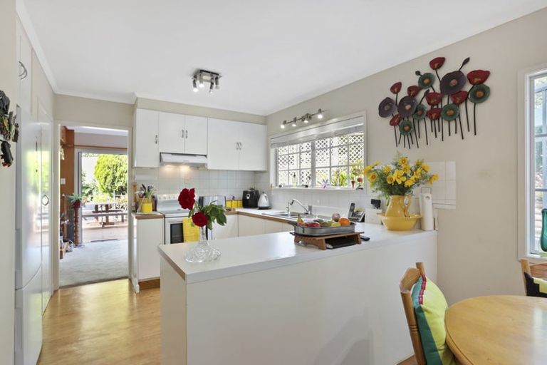 Photo of property in 2/21 Deane Avenue, Titirangi, Auckland, 0604