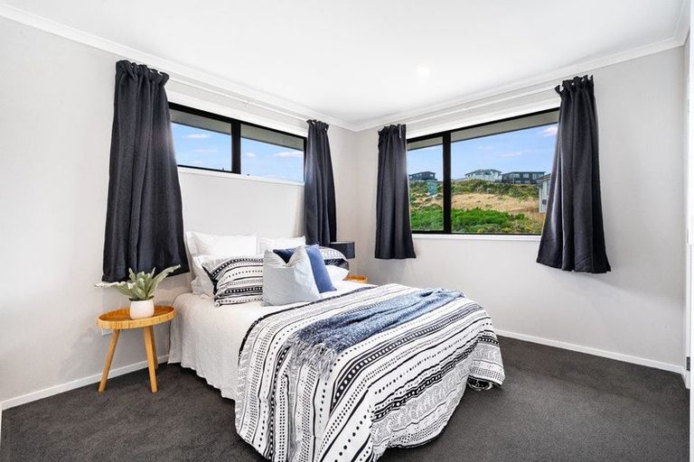 Photo of property in 1 Cirrus Close, Newlands, Wellington, 6037