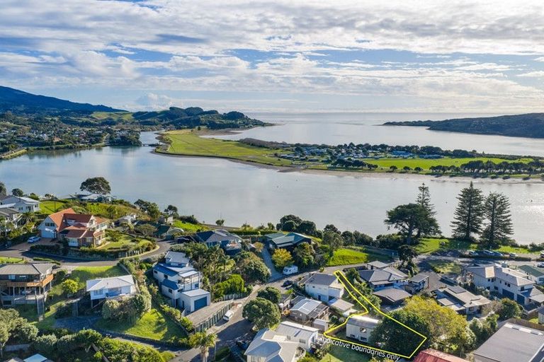 Photo of property in 6 Helen Place, Raglan, 3225