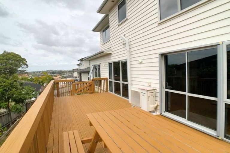 Photo of property in 8 Namsan Close, Fairview Heights, Auckland, 0632