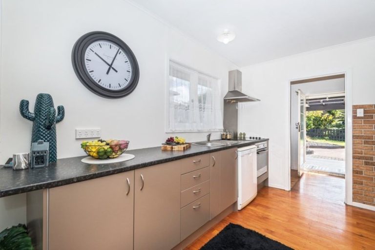 Photo of property in 6 Gill Avenue, Te Atatu Peninsula, Auckland, 0610