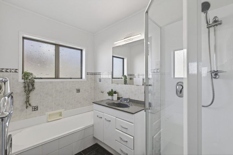Photo of property in 60 Heta Road, Highlands Park, New Plymouth, 4312