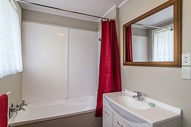 Photo of property in 6 Swansea Street, Cannons Creek, Porirua, 5024