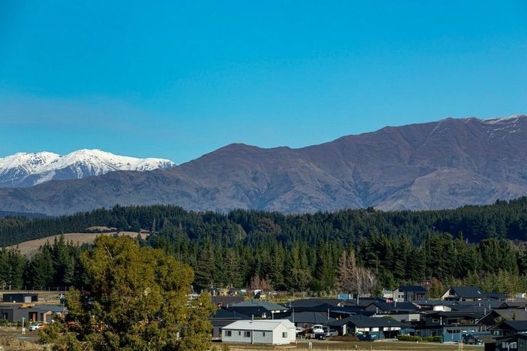 Photo of property in 33 Tomtit Crescent, Lake Hawea, 9382
