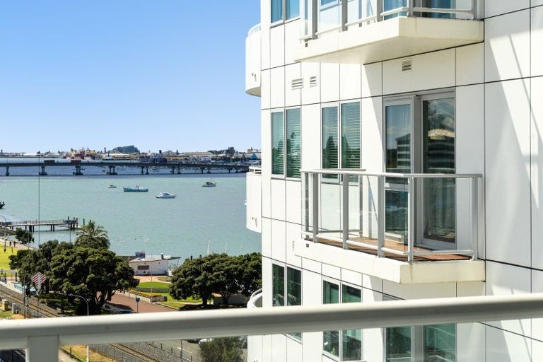 Photo of property in 72 Devonport Road, Tauranga, 3110