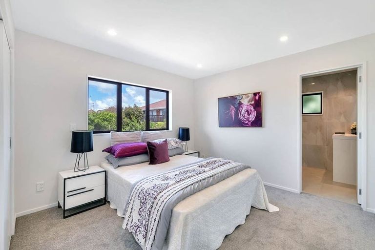 Photo of property in 23a Cottam Grove, Northcross, Auckland, 0632