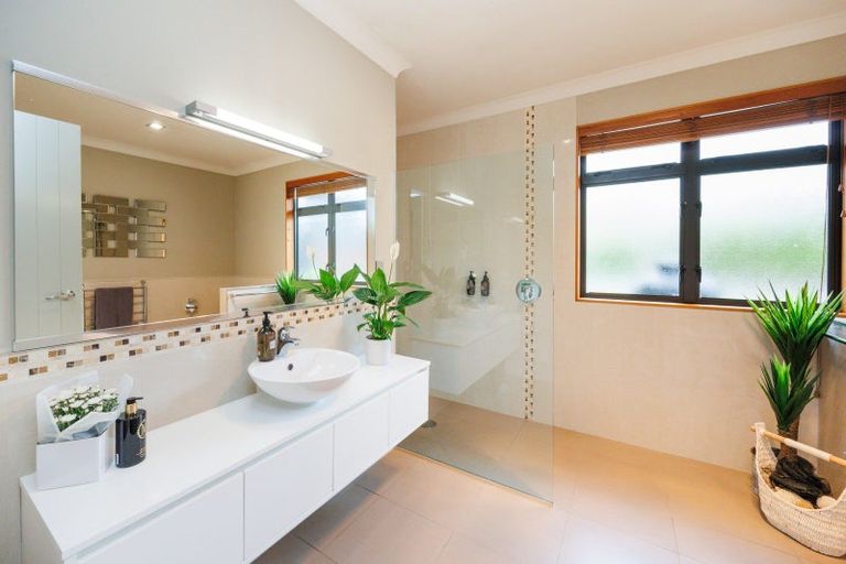 Photo of property in 7 Titirangi Drive, Fitzherbert, Palmerston North, 4471