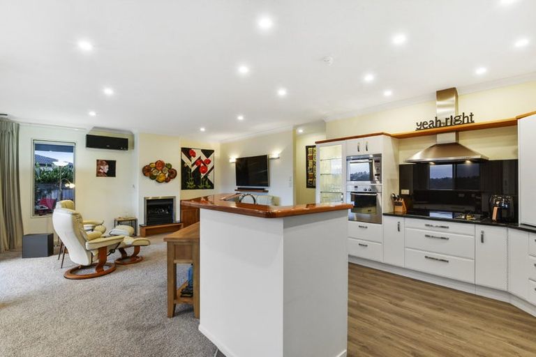 Photo of property in 160 Kittiwake Drive, Schnapper Rock, Auckland, 0632