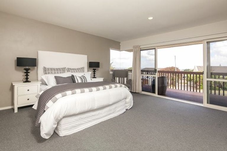 Photo of property in 14 Ribbonwood Crescent, Goodwood Heights, Auckland, 2105