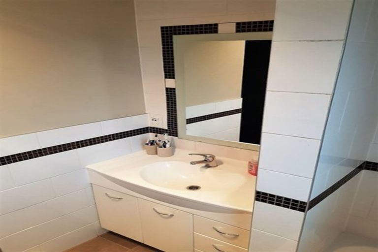 Photo of property in 19a Glenhaven Place, Te Atatu Peninsula, Auckland, 0610