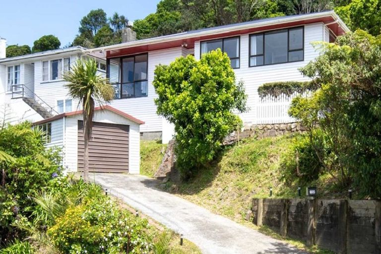 Photo of property in 102 Ruskin Road, Newlands, Wellington, 6037