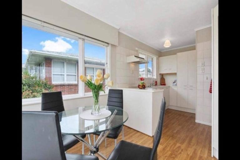 Photo of property in 82 Royal View Road, Te Atatu South, Auckland, 0610