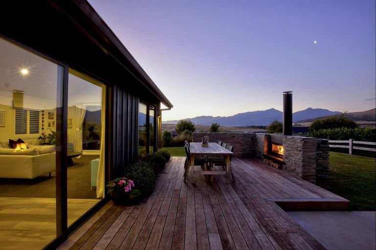 Photo of property in 12 Kinross Lane, Jacks Point, Queenstown, 9371