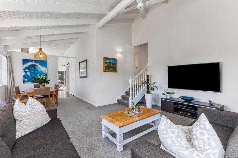 Photo of property in 8 The Crowsnest, Whitby, Porirua, 5024