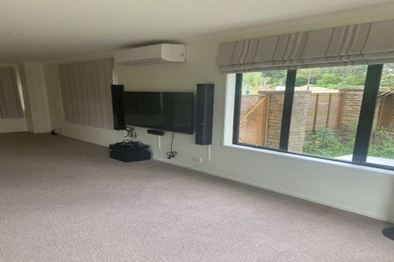 Photo of property in 1 Kittiwake Drive, Schnapper Rock, Auckland, 0632