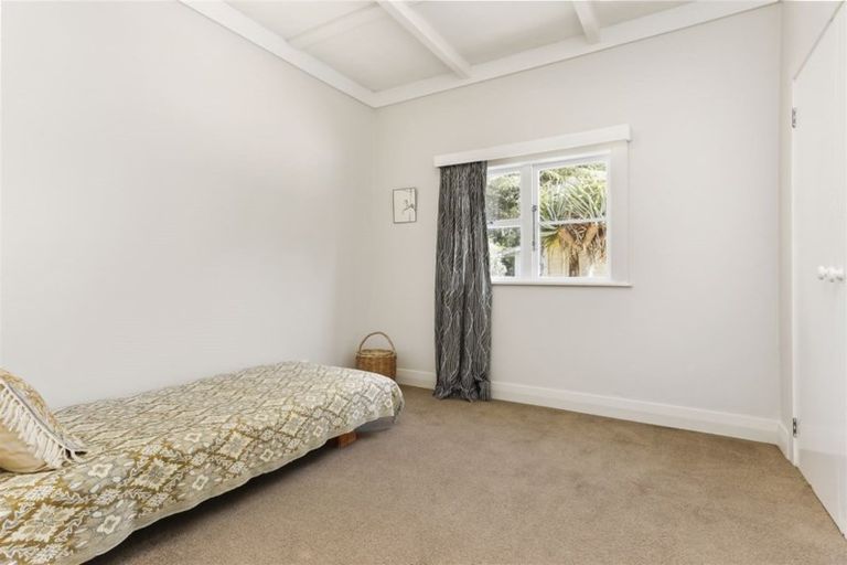 Photo of property in 18 Gill Avenue, Te Atatu Peninsula, Auckland, 0610