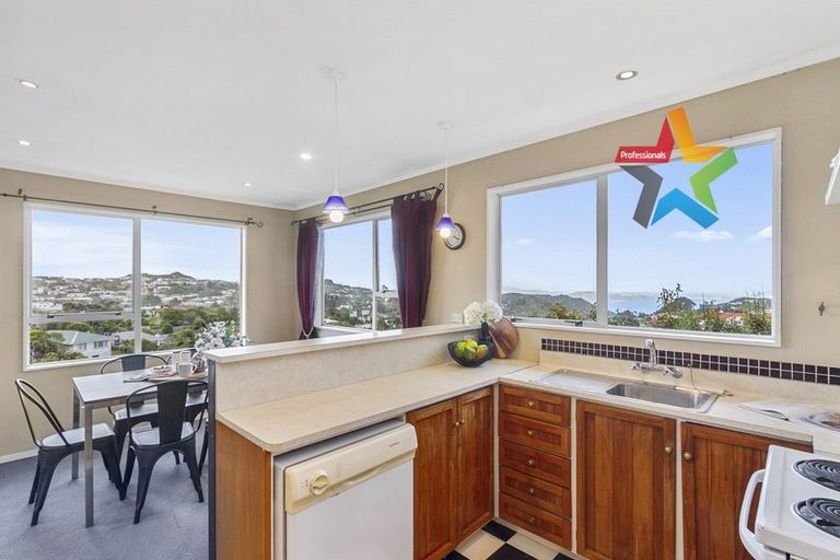 Photo of property in 18 Salford Street, Newlands, Wellington, 6037