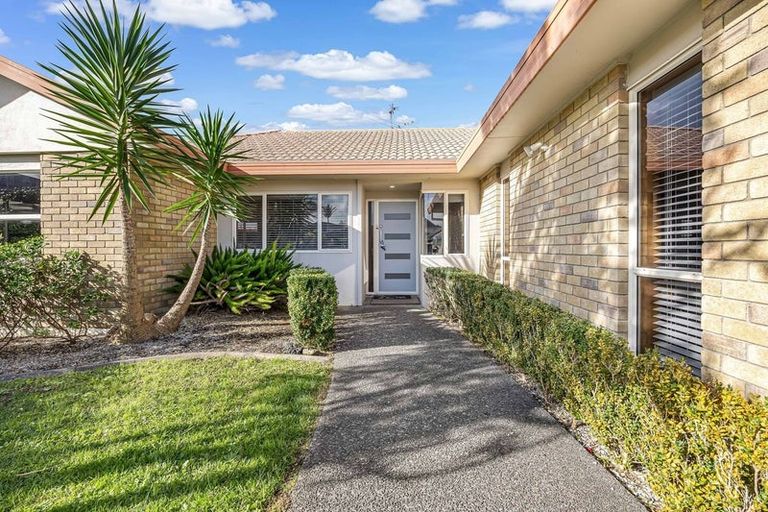 Photo of property in 13 Bridgehead Cove, West Harbour, Auckland, 0618