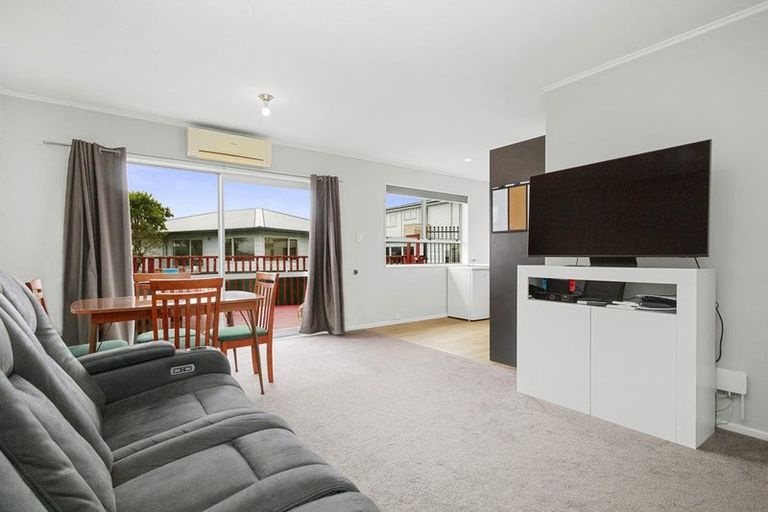 Photo of property in 27a Chetwode Grove, Newlands, Wellington, 6037