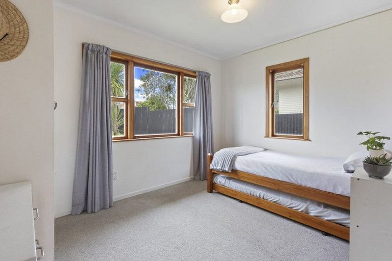 Photo of property in 21 Taipari Road, Te Atatu Peninsula, Auckland, 0610