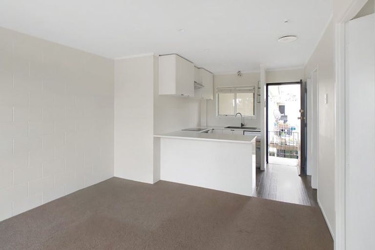 Photo of property in 15 Queen Mary Avenue, New Lynn, Auckland, 0600