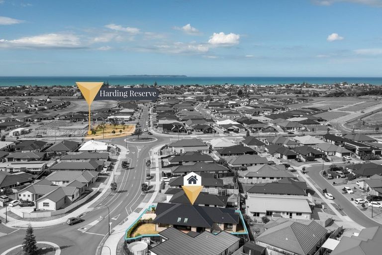 Photo of property in 15 Livingstone Drive, Papamoa Beach, Papamoa, 3118