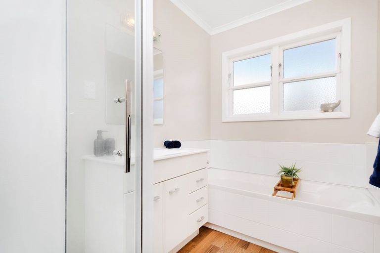 Photo of property in 6 Lane Crescent, Tawa, Wellington, 5028