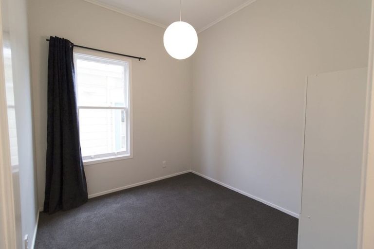 Photo of property in 39 Todman Street, Brooklyn, Wellington, 6021