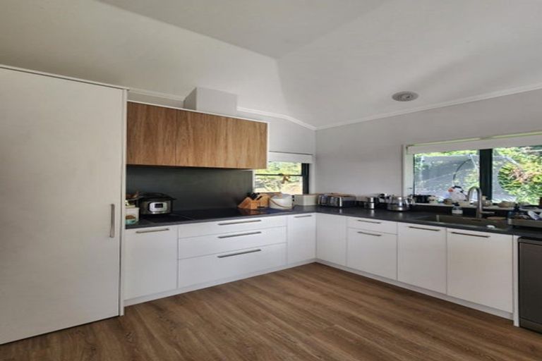 Photo of property in 18 Arden Place, Oakura, 4314