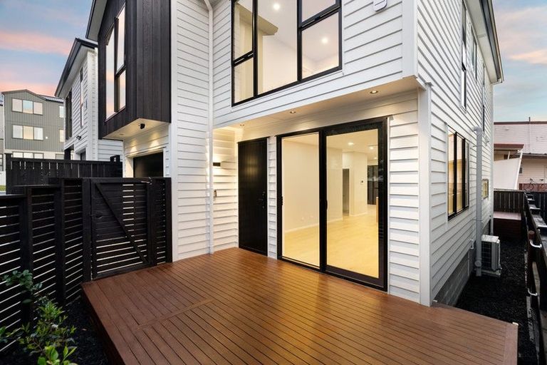 Photo of property in 8b Catalina Crescent, Forrest Hill, Auckland, 0620