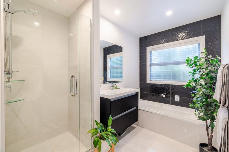 Photo of property in 2a Alton Place, Hokowhitu, Palmerston North, 4410