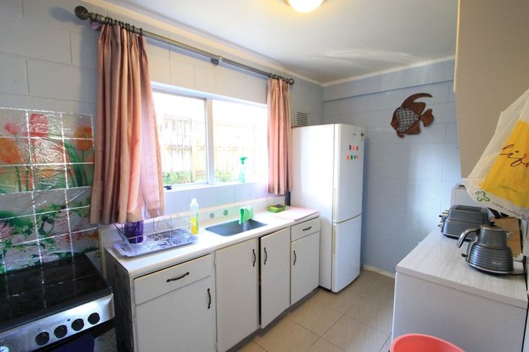 Photo of property in 2/78 West Coast Road, Glen Eden, Auckland, 0602