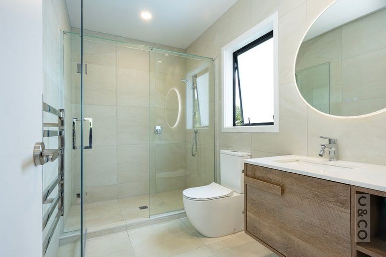 Photo of property in 15 Vogwill Road, Kumeu, 0810