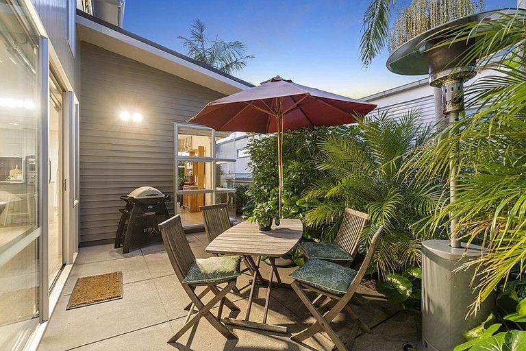 Photo of property in 2a Rushden Terrace, Red Beach, 0932