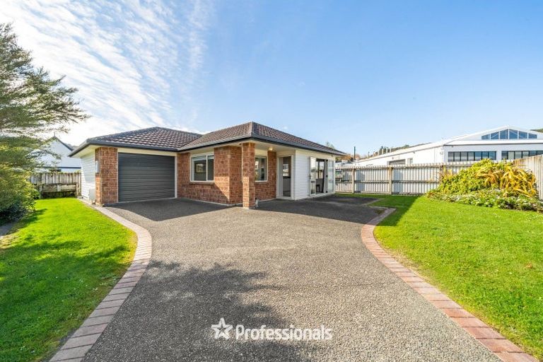 Photo of property in 17 Woodland Mews, Wainuiomata, Lower Hutt, 5014