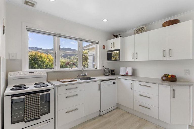 Photo of property in 21 Cecil Road, Tawa, Wellington, 5028