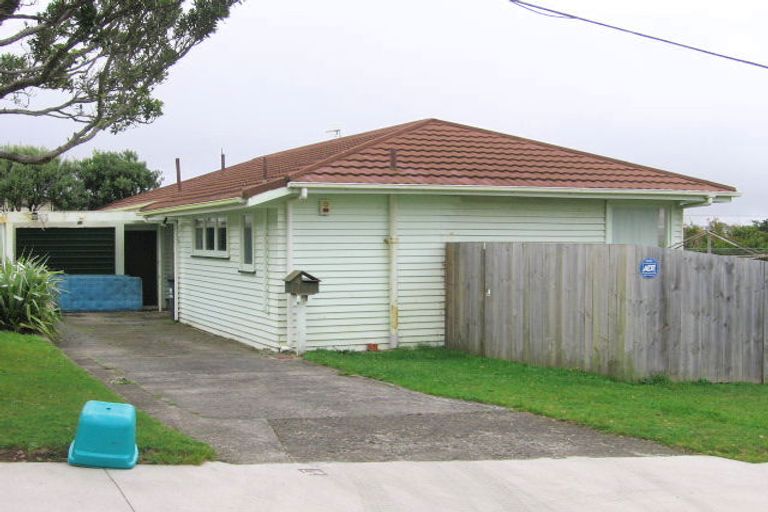 Photo of property in 2a Kinapori Terrace, Newlands, Wellington, 6037