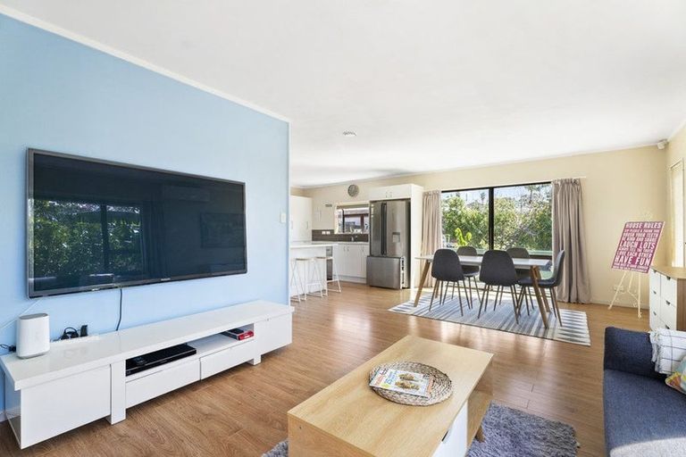 Photo of property in 21 Red Beach Road, Red Beach, 0932