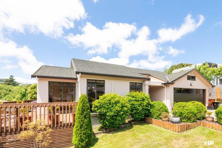 Photo of property in 16 Wantwood Grove, Churton Park, Wellington, 6037