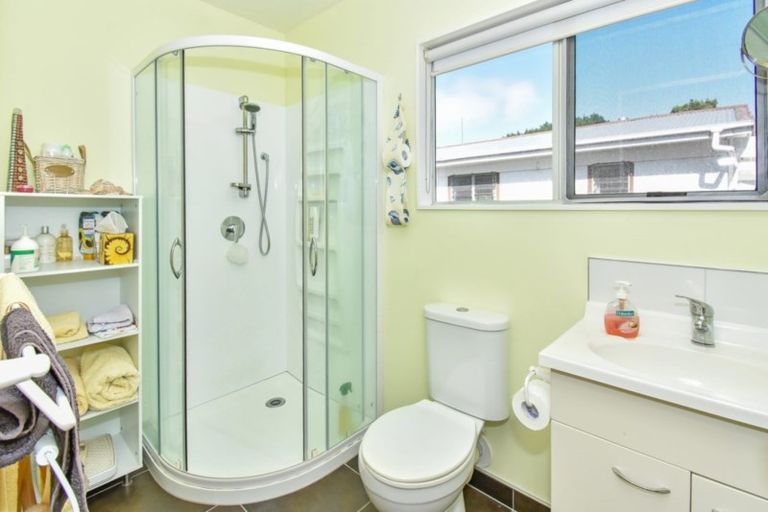 Photo of property in 24 Bertram Road, Kawakawa Bay, Papakura, 2585