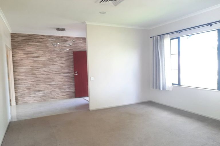 Photo of property in 4 Middlefield Drive, East Tamaki Heights, Auckland, 2016